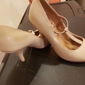 Journee taupe High heel dress shoe.